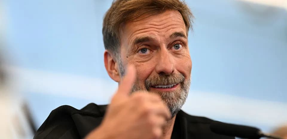 Entrenador mostrando pulgar hacia arriba en conferencia