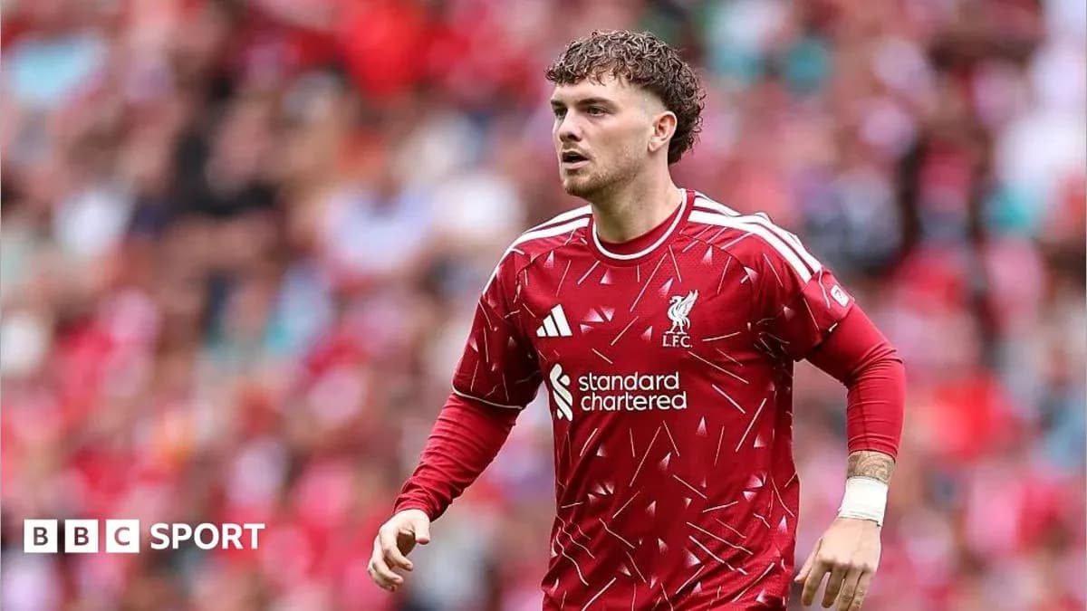 Jugador de Liverpool corriendo en el campo