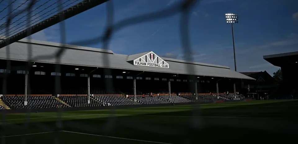 Estadio de Fulham con iluminación y gradas vacías
