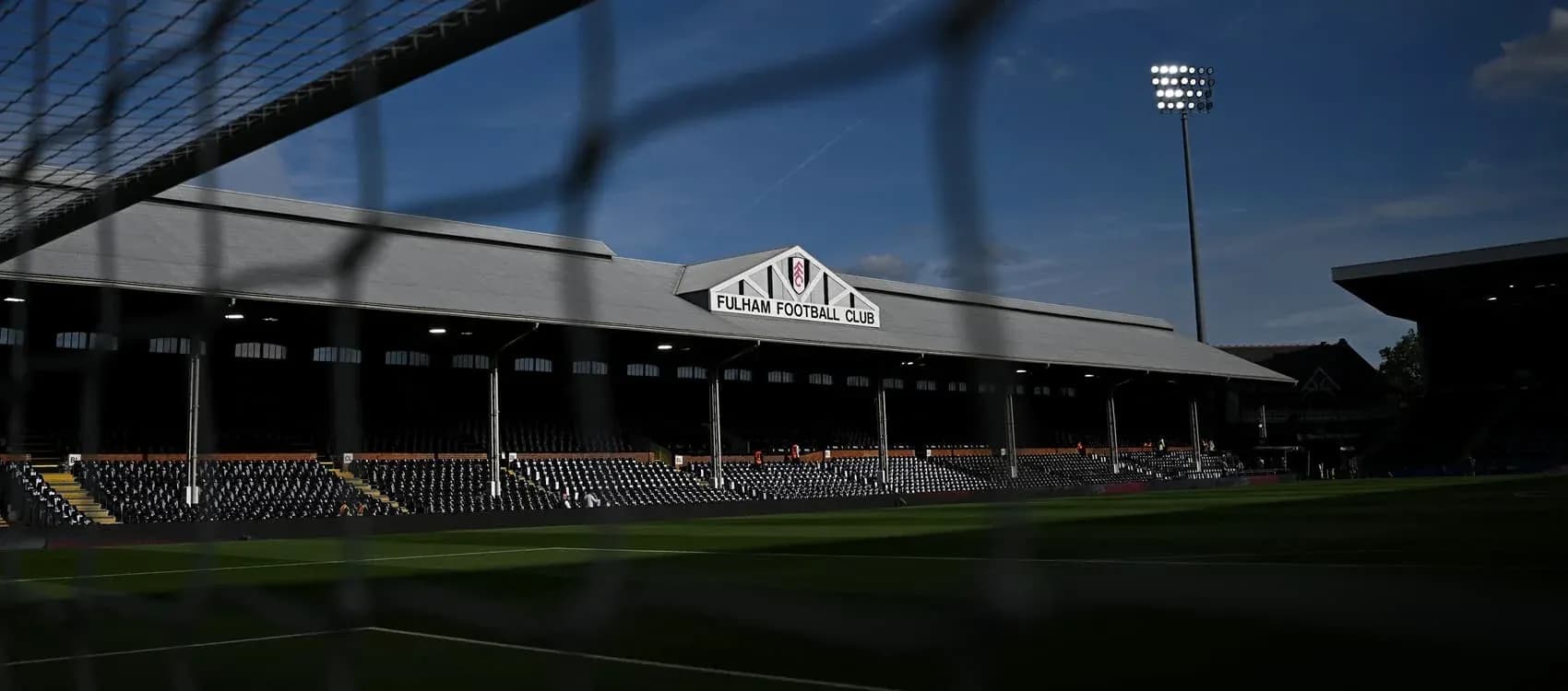 Estadio de Fulham con iluminación y gradas vacías