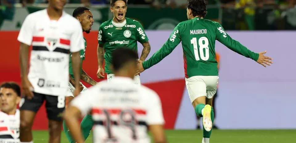 Mauricio celebra un gol con sus compañeros