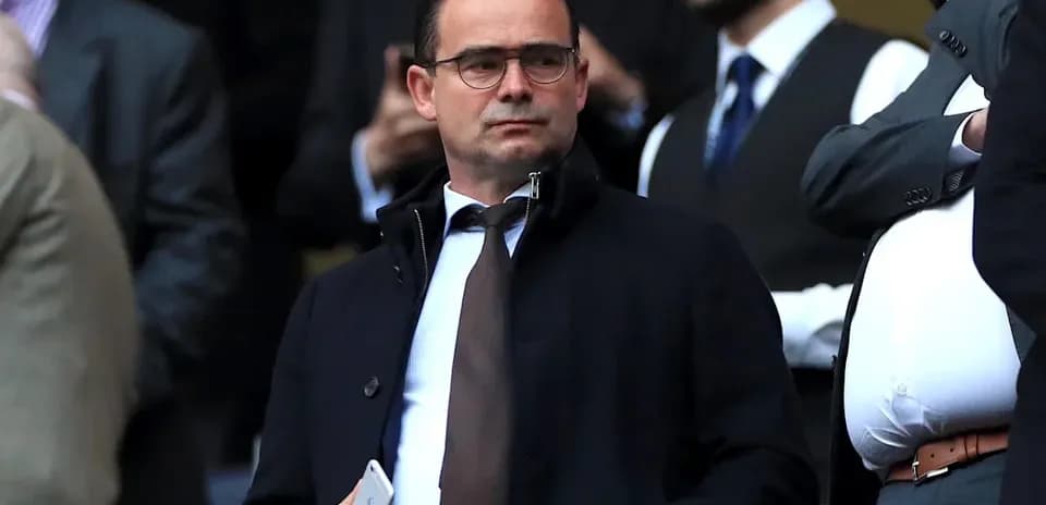 Hombre en el palco durante un evento deportivo