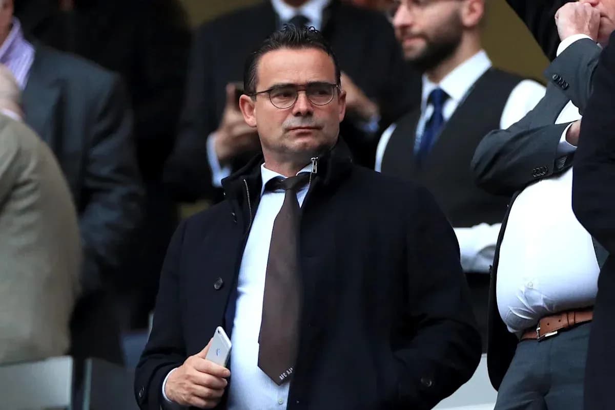 Hombre en el palco durante un evento deportivo