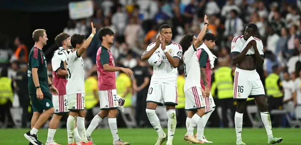 Jugadores de Real Madrid saludando al público tras partido