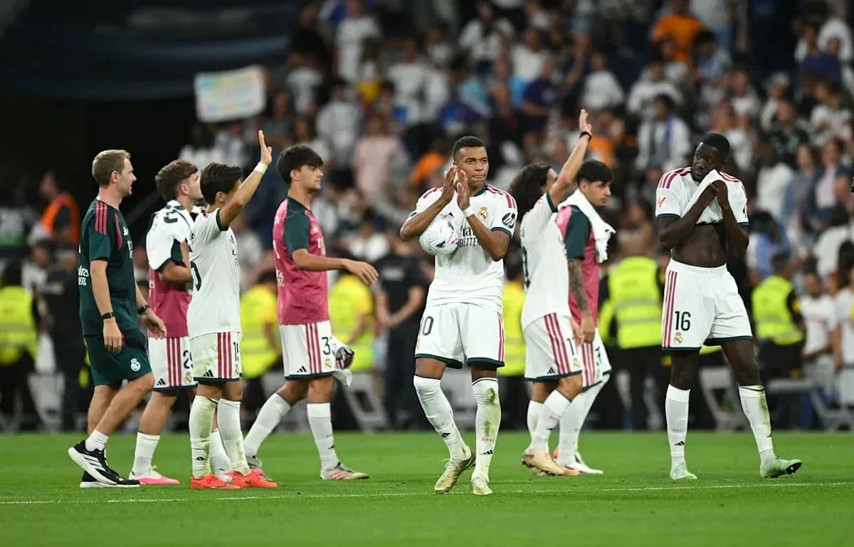 Jugadores de Real Madrid saludando al público tras partido