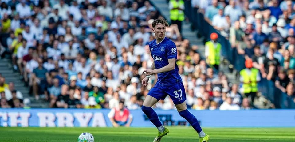 Jugador de Everton corriendo con el balón en el campo