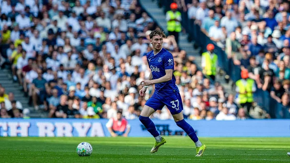 Jugador de Everton corriendo con el balón en el campo