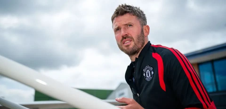 Entrenador de Manchester United observando el entrenamiento