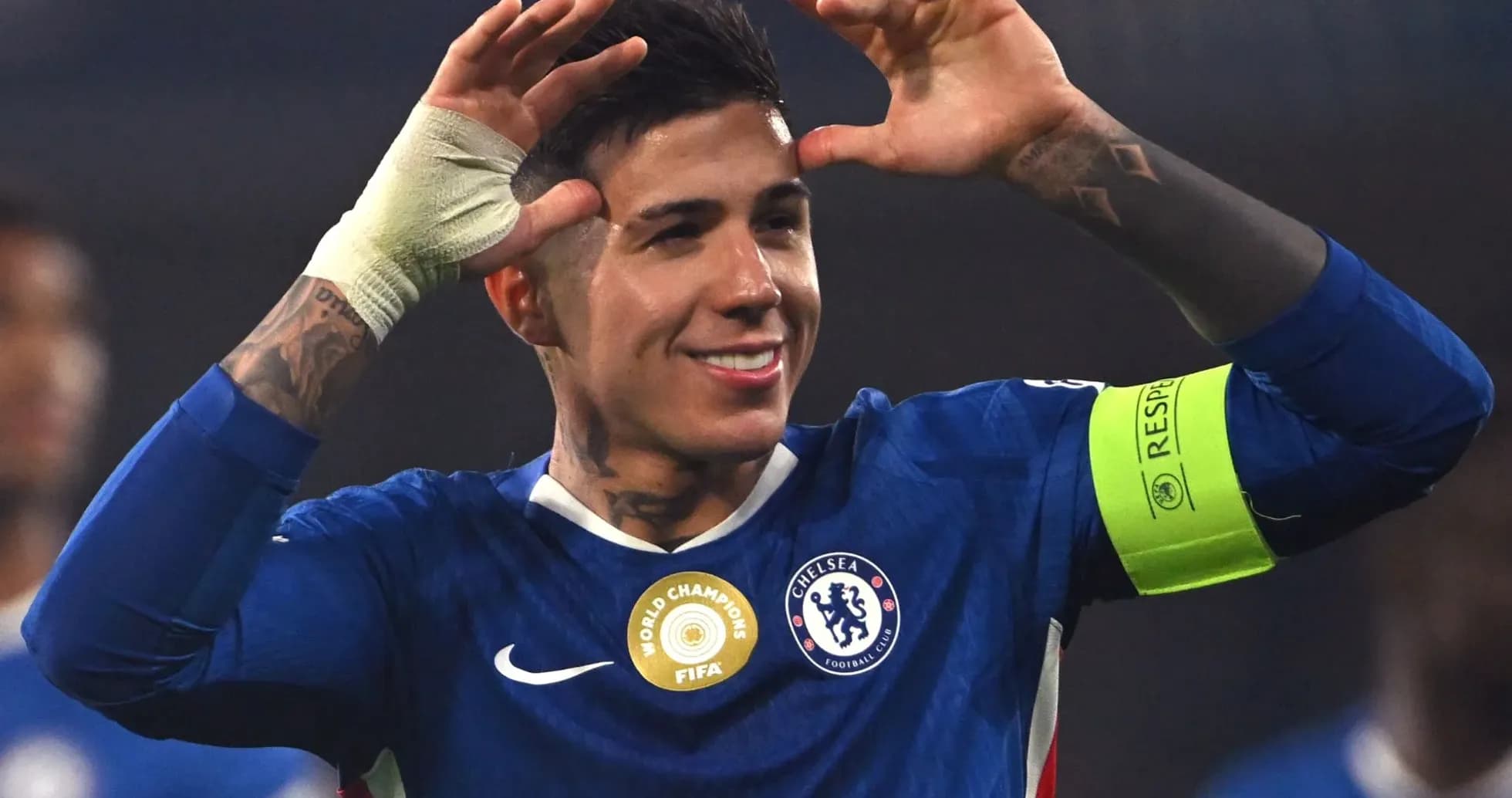 Jugador de Chelsea celebrando con gesto en el campo