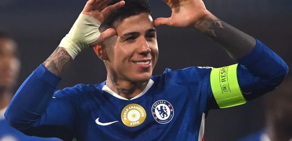 Jugador de Chelsea celebrando con gesto en el campo