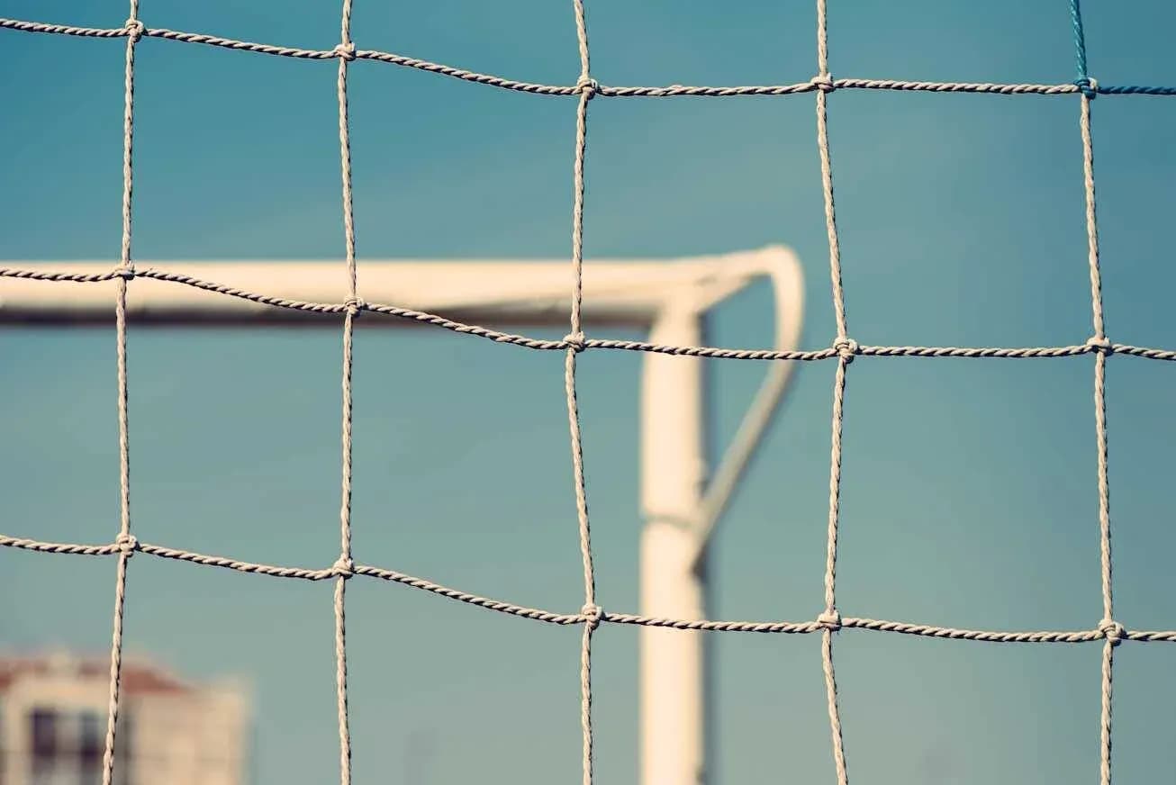 Red de portería de fútbol con fondo azul Red de portería de fútbol con fondo azul