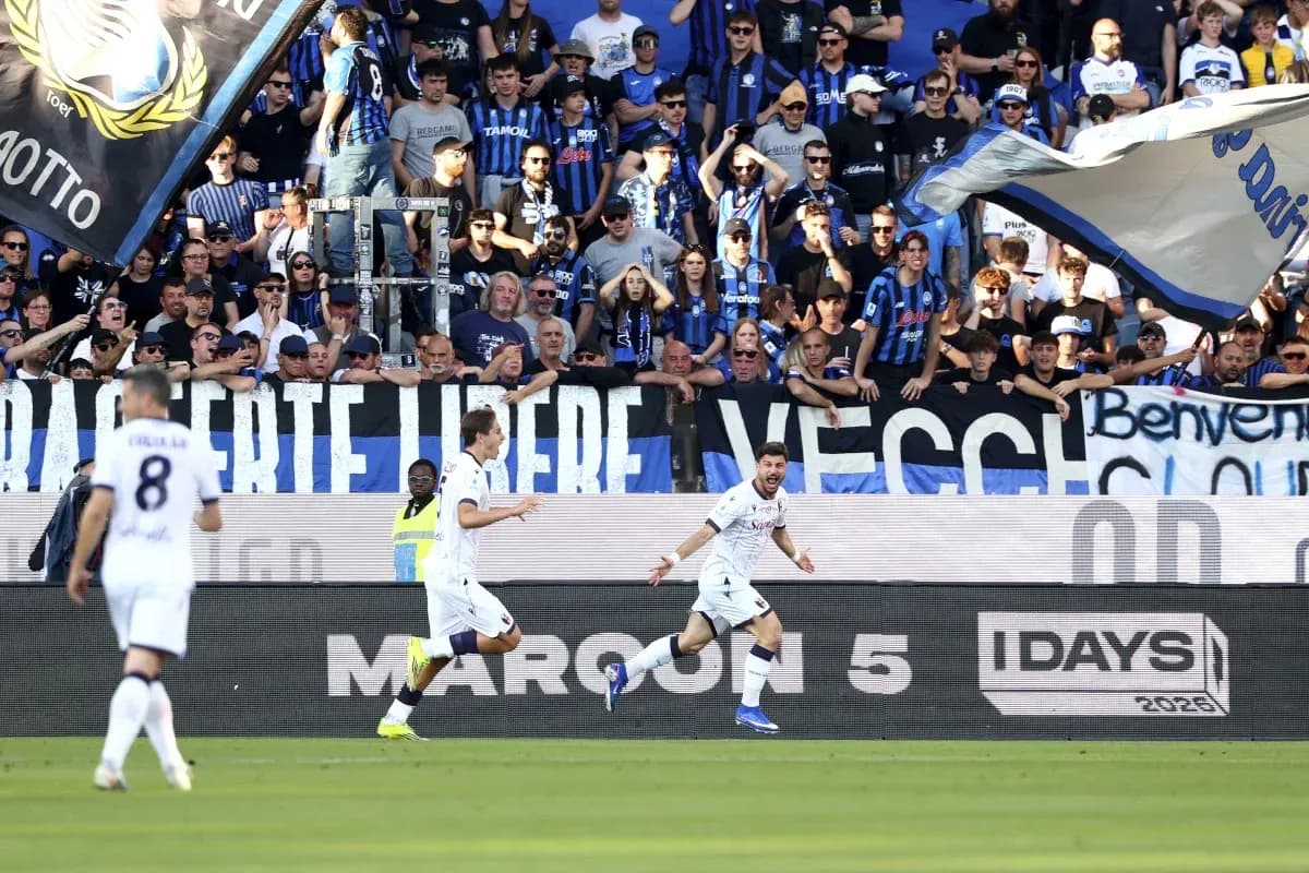 Aficionados animando durante el partido de fútbol