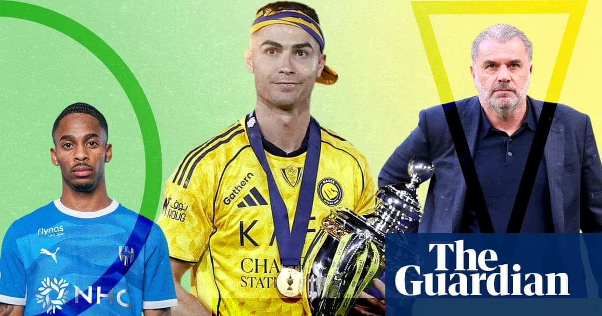 Tres jugadores de fútbol en fondo colorido
