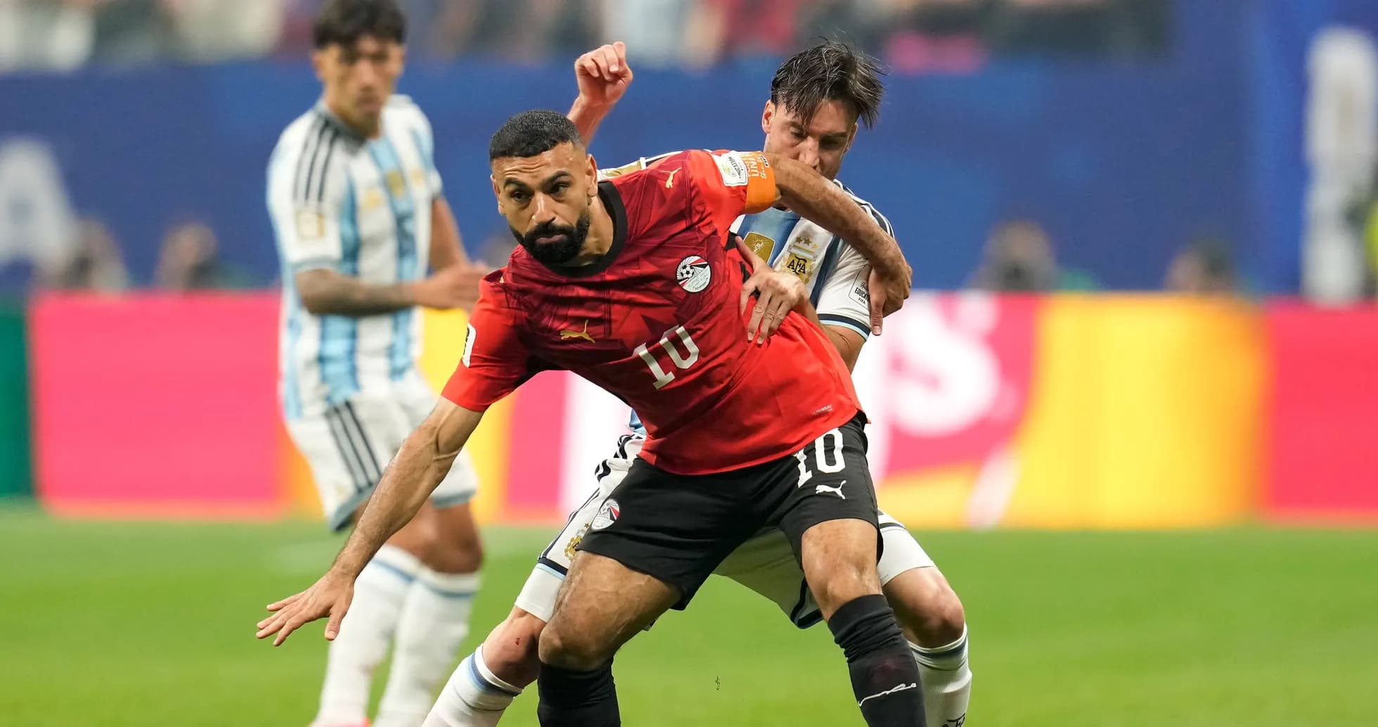 Jugador de Egipto siendo marcado por jugador argentino