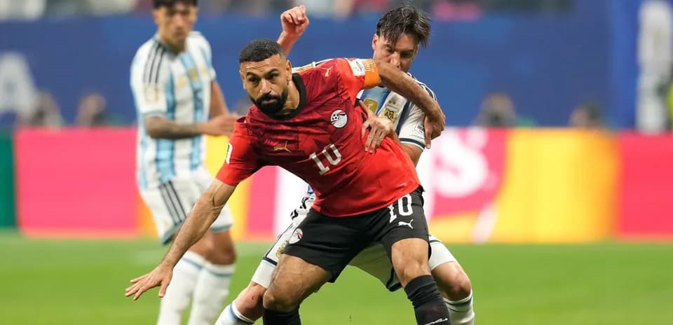 Jugador de Egipto siendo marcado por jugador argentino