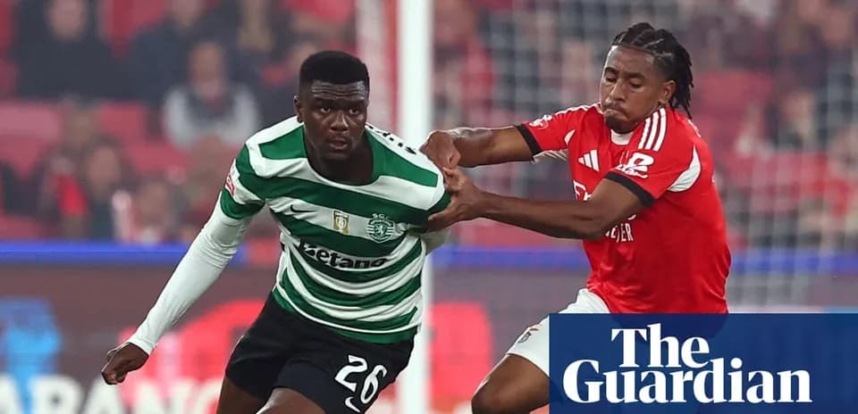 Jugador de Sporting luchando por el balón contra Benfica