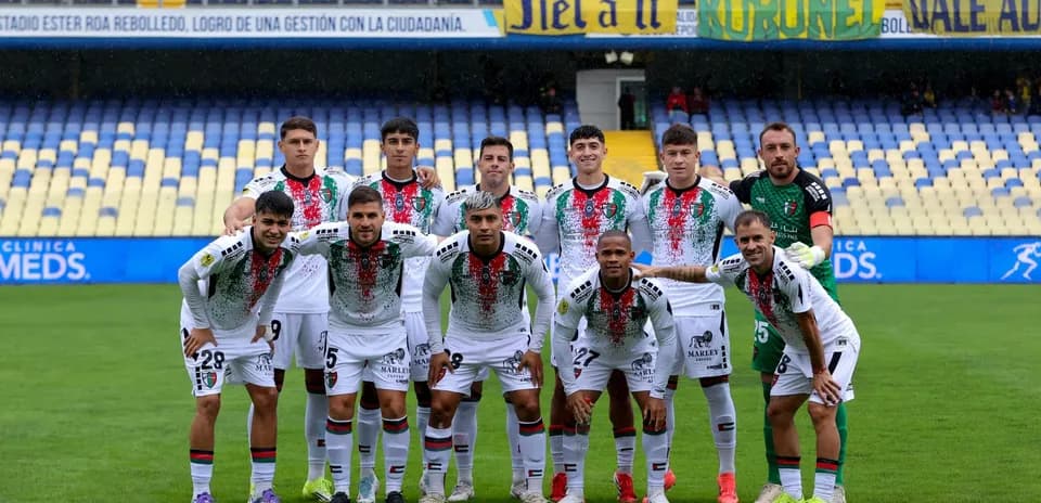 Equipo de Palestino posando en el estadio