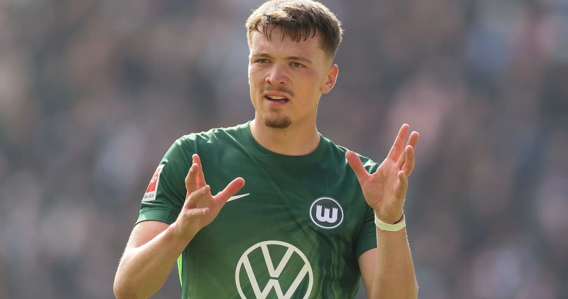 Jugador de Wolfsburg gesticulando durante el partido