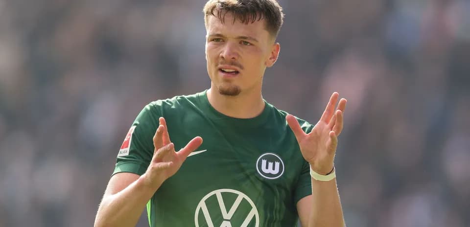 Jugador de Wolfsburg gesticulando durante el partido