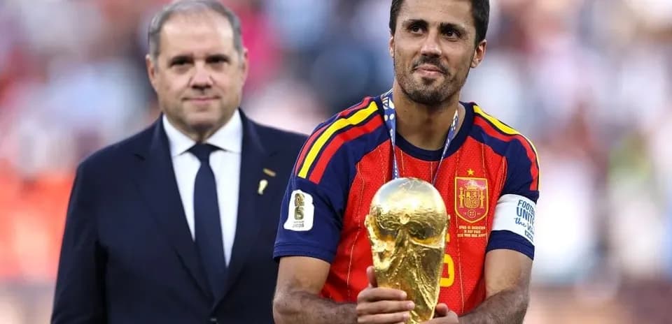 Jugador sosteniendo el trofeo de la Copa Mundial