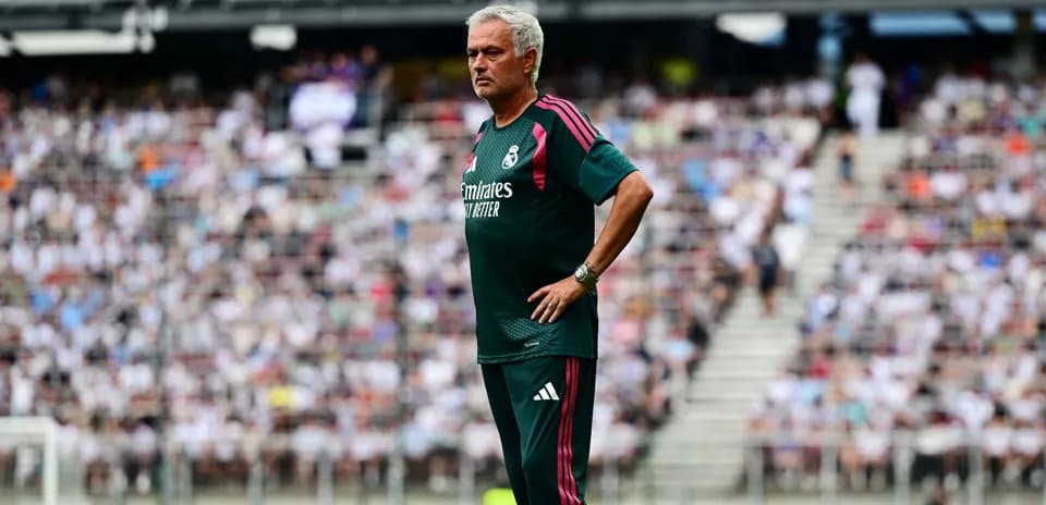 Entrenador observando desde la línea de banda
