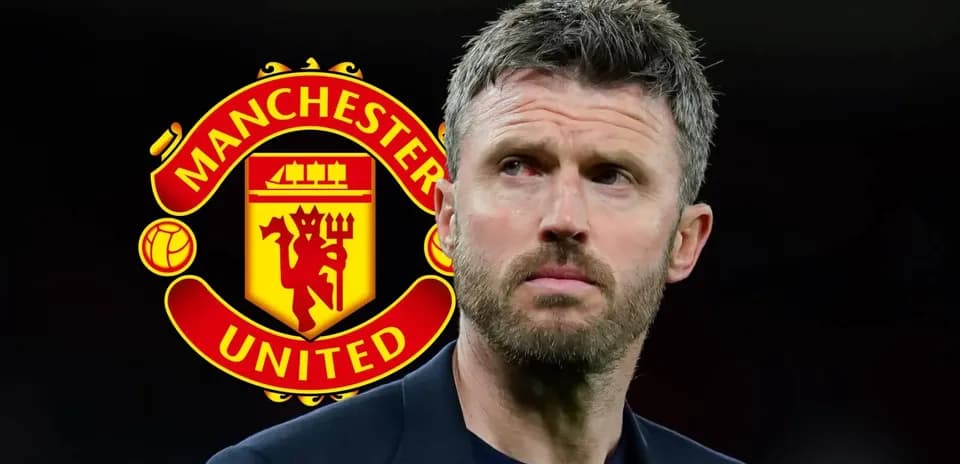 Entrenador de Manchester United frente a su escudo