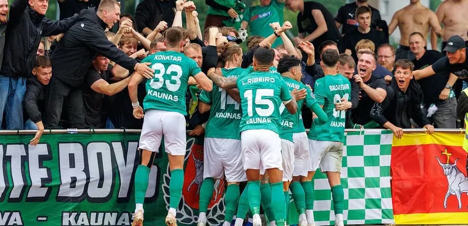 Jugadores de Kauno Žalgiris celebrando con aficionados