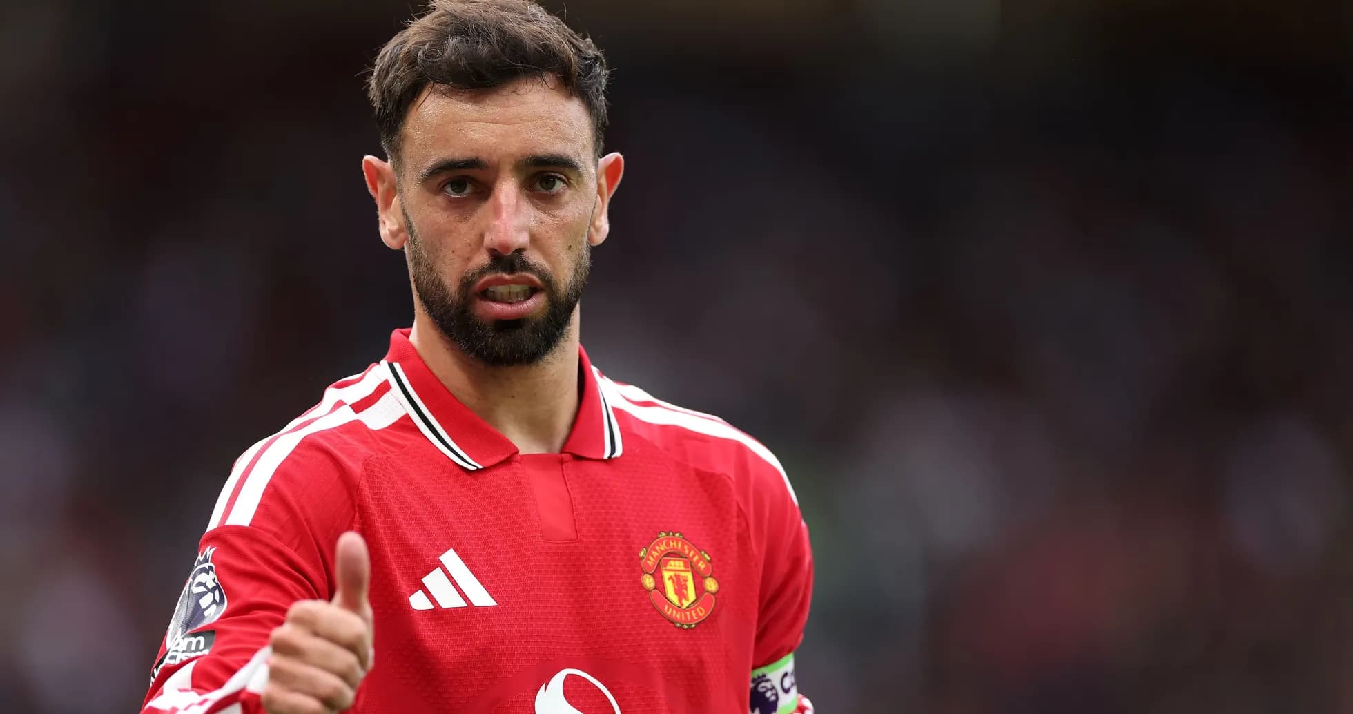 Bruno Fernandes con camiseta de Manchester United en el campo