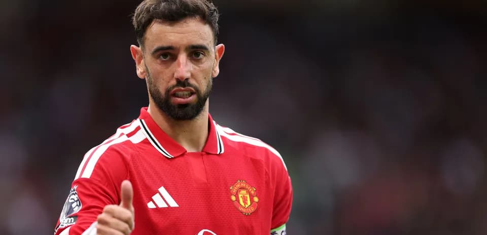 Bruno Fernandes con camiseta de Manchester United en el campo