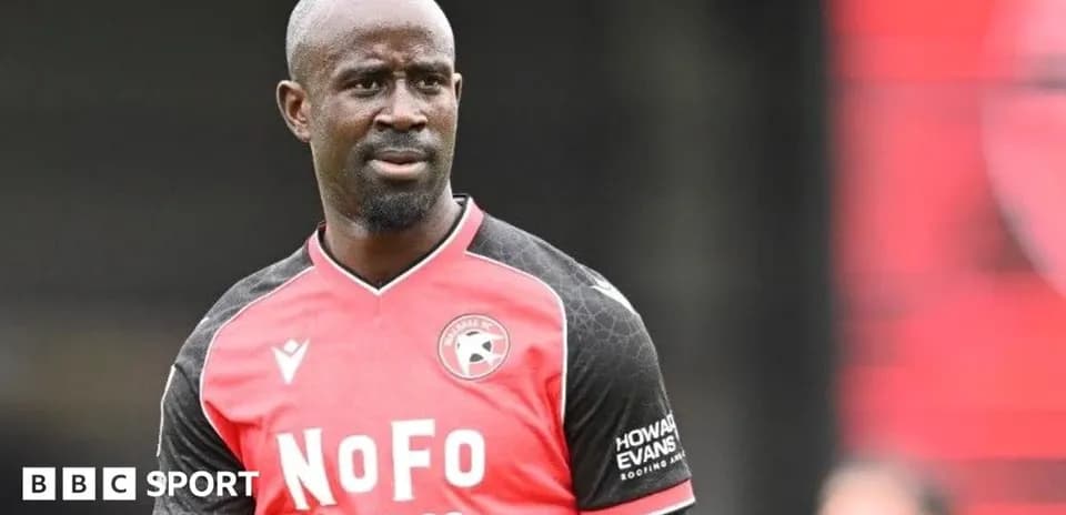 Jugador en camiseta roja de Brentford FC en el campo