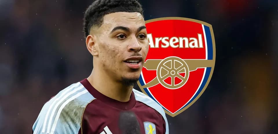 Jugador de Aston Villa con logo de Arsenal detrás