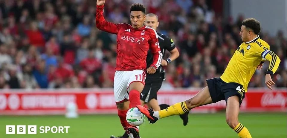 Jugador de Nottingham Forest en acción durante el partido