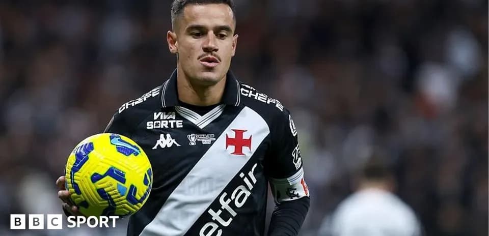 Jugador sosteniendo balón durante un partido