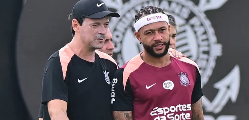 Entrenador conversando con jugador durante entrenamiento