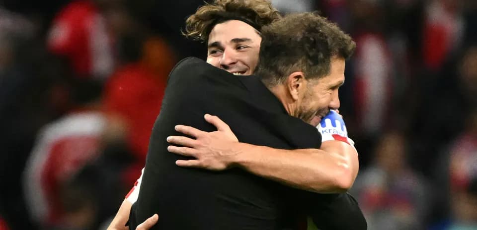 Jugadores abrazándose tras un partido de fútbol