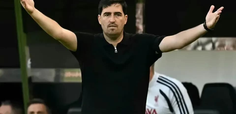 Entrenador gesticulando desde la línea de banda