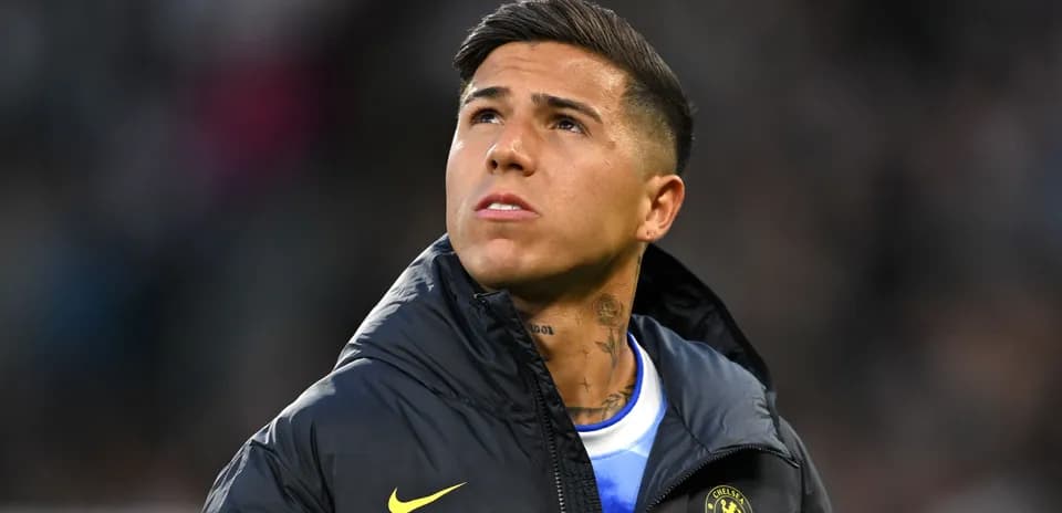 Jugador de fútbol mirando hacia arriba en el campo