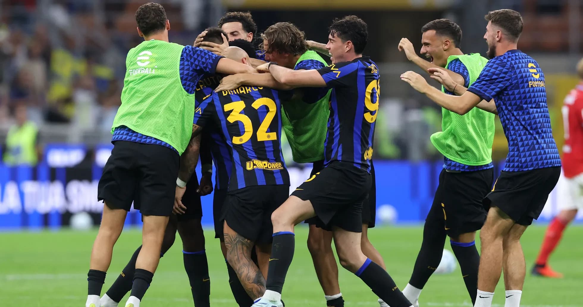 Jugadores de Inter celebrando un gol en el campo