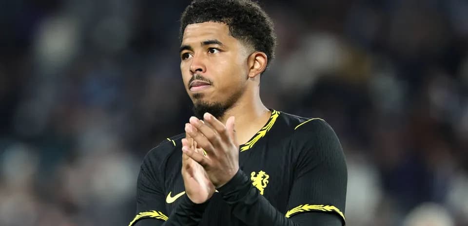 Jugador aplaudiendo tras el partido en el estadio