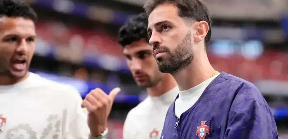Jugadores de Portugal conversando en el vestuario