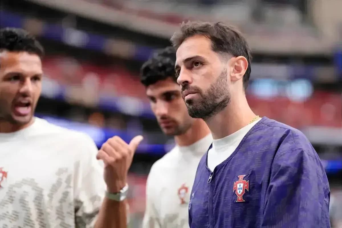Jugadores de Portugal conversando en el vestuario
