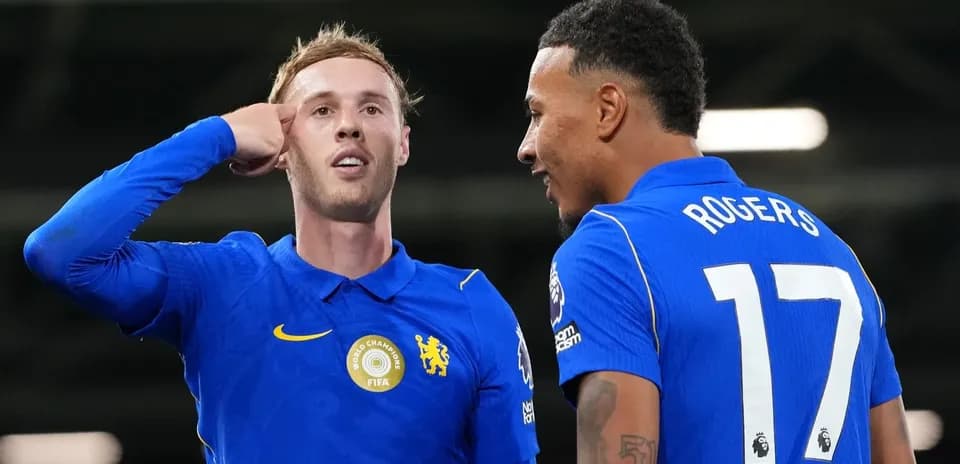 Jugadores de Chelsea celebrando un gol juntos