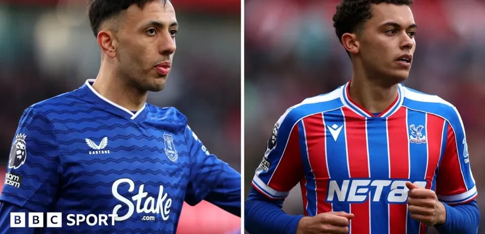 Jugadores de Everton y Crystal Palace en acción