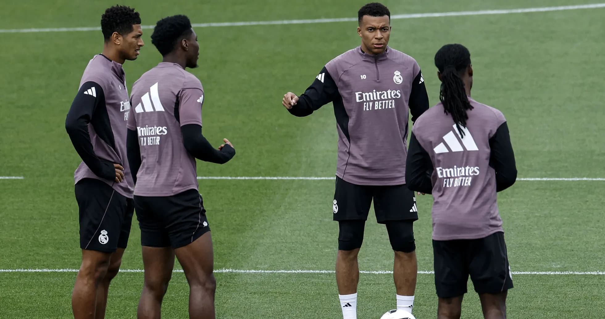 Jugadores de Real Madrid en entrenamiento conversando