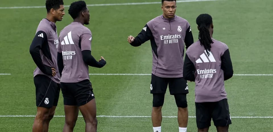 Jugadores de Real Madrid en entrenamiento conversando