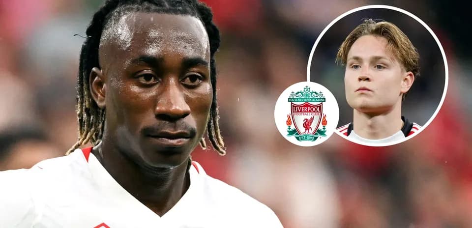 Jugador de fútbol con camiseta blanca y emblema de Liverpool