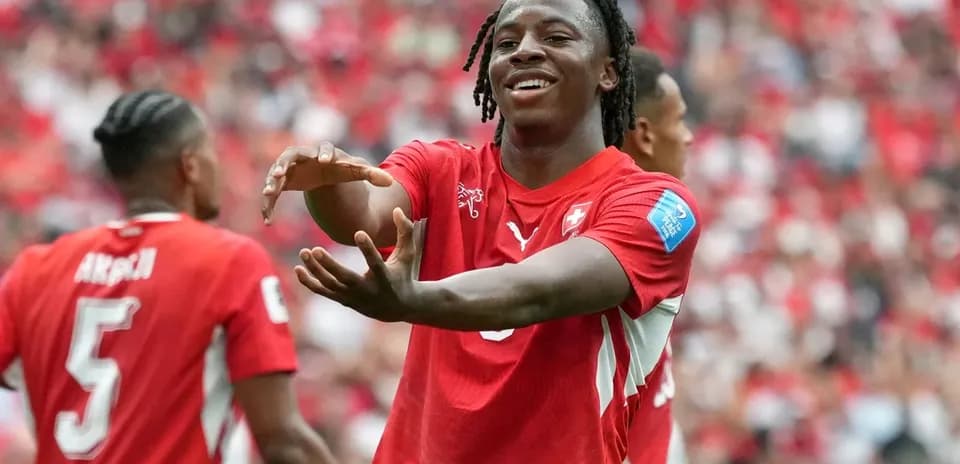 Jugador suizo celebrando con compañeros en el estadio
