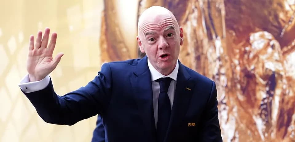 Funcionario de FIFA saludando en un evento