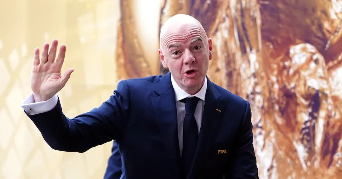 Funcionario de FIFA saludando en un evento