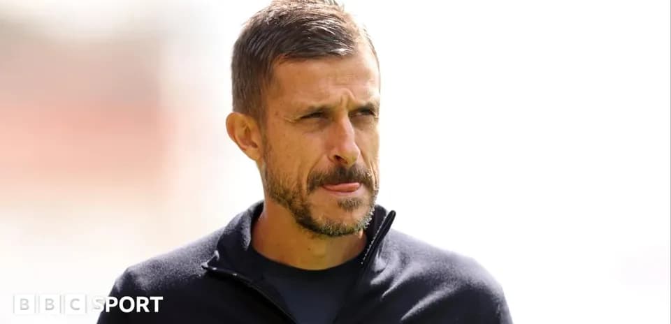 Entrenador durante una sesión de entrenamiento al aire libre